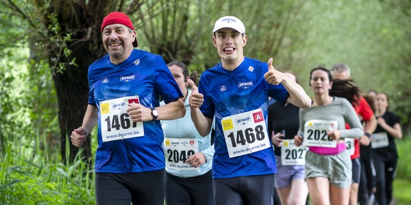Lopers tijdens de Rivierenhofloop